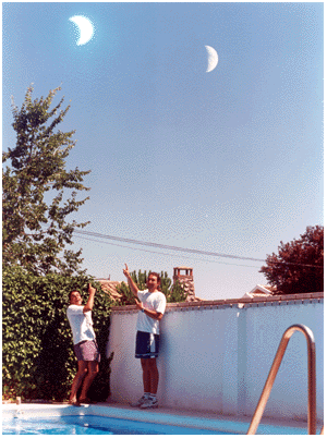 Eclipse de sol con la luna creciente