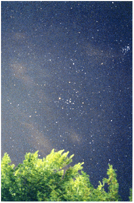 Hyadas y Pleyades con nubes rojas